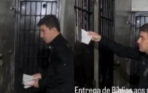 Delegado presenteia presos com Bíblias após flagrantes no Brasil.