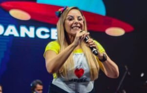 Cristina Mel anima crianças na Expoevangélica