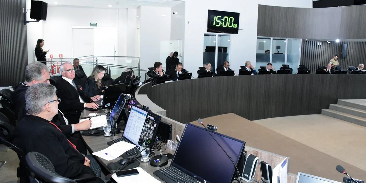 Justiça da Paraíba proíbe uso da Bíblia e menção a Deus em sessões legislativas