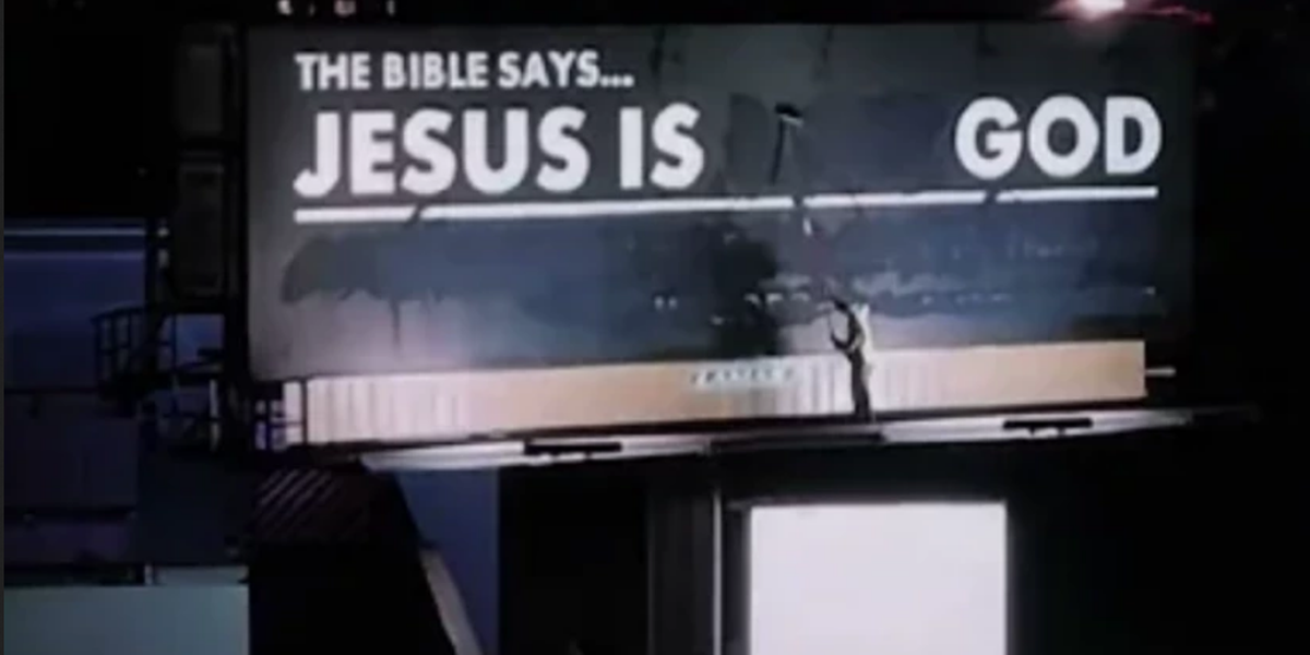 Homem altera cartaz ateu e escreve “Jesus é Deus”