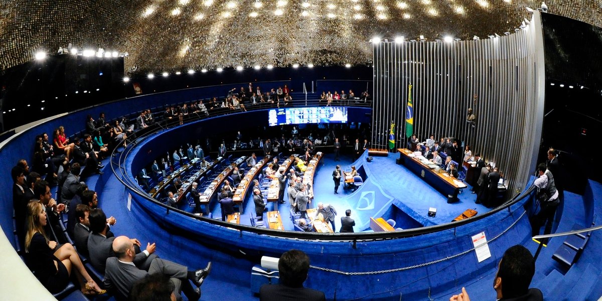 Projeto de lei propõe Bíblia e símbolos religiosos em órgãos públicos