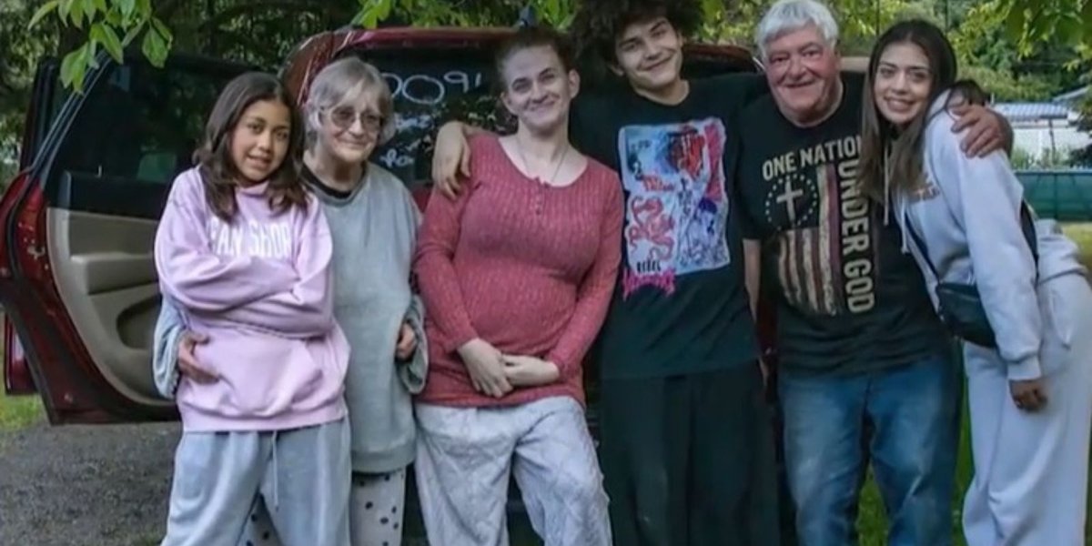 Avô grava Bíblia em áudio para netos e emociona web.