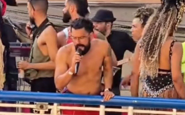 Pré-candidato LGBT critica conservadores em bloco de Carnaval