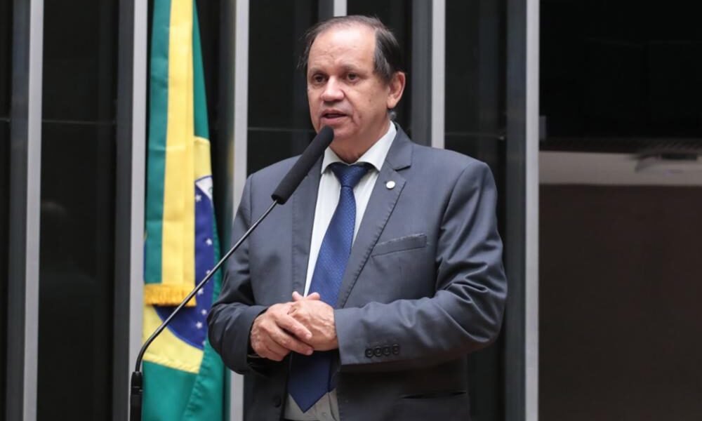 Deputado critica desfile pró-Lula e contra conservadores na Câmara.