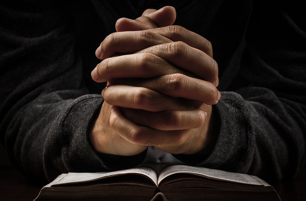 Oração pode estar ligada a vida mais longa, sugere estudo