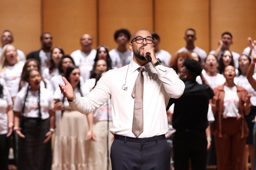 Ton Carfi comemora formatura de 500 em projeto social.