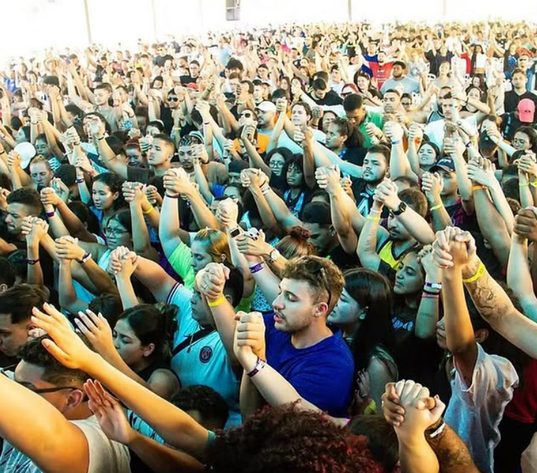 Geração Z redescobre a fé e volta a frequentar igrejas.