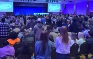 Universidade nos EUA: onda de fé leva mais de 500 alunos a Jesus