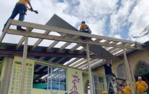 Cristãos dos EUA ajudam a reconstruir igrejas na Jamaica após furacão