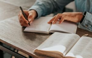 Câmara de Linhares autoriza uso da Bíblia em escolas municipais