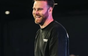 Pastor britânico atrai mais de mil jovens à fé em um ano.