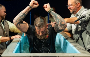 Igreja nos EUA batiza 400 em fim de semana e celebra "colheita"