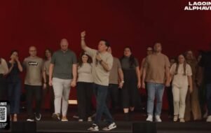 Pastores da Lagoinha Alphaville pedem perdão à igreja em culto.