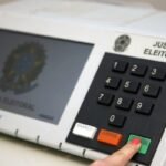 Pesquisa indica que evangélicos são contra campanha política em igrejas.