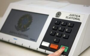 Pesquisa indica que evangélicos são contra campanha política em igrejas.