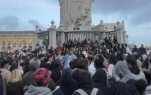 Jovens fazem culto em praça pública em Portugal