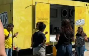 "Igreja oferece lavanderia móvel para vítimas de enchente"