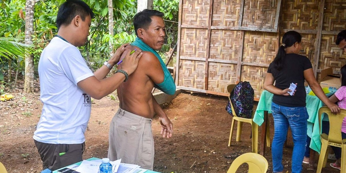 Filipinas: Homem se converte ao cristianismo após ação de missionários médicos.
