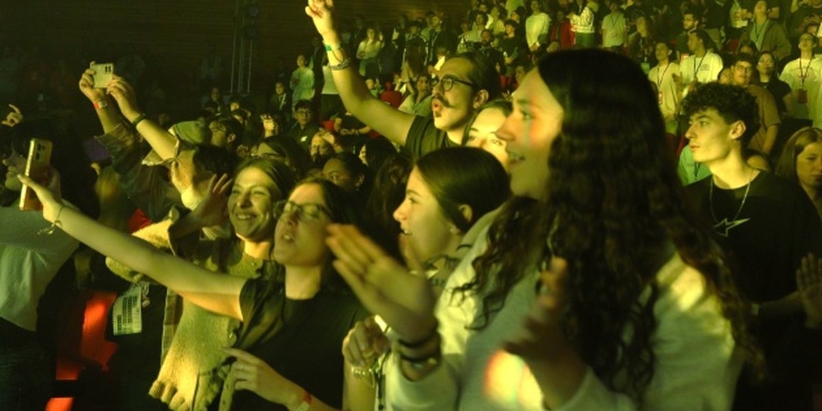 Jovens se convertem em conferência religiosa na Espanha