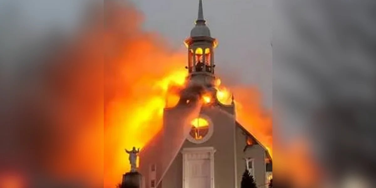 Igreja histórica é destruída por incêndio em Quebec; ataques a templos preocupam Canadá