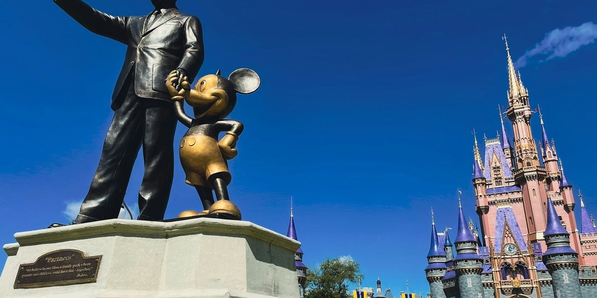 Disney volta a usar “senhoras e senhores” em parques.
