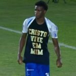 Jogador do Cruzeiro homenageia Cristo após marcar gol.