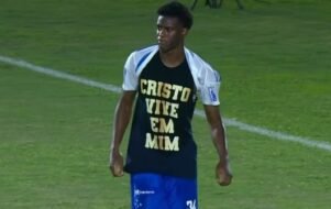 Jogador do Cruzeiro homenageia Cristo após marcar gol.