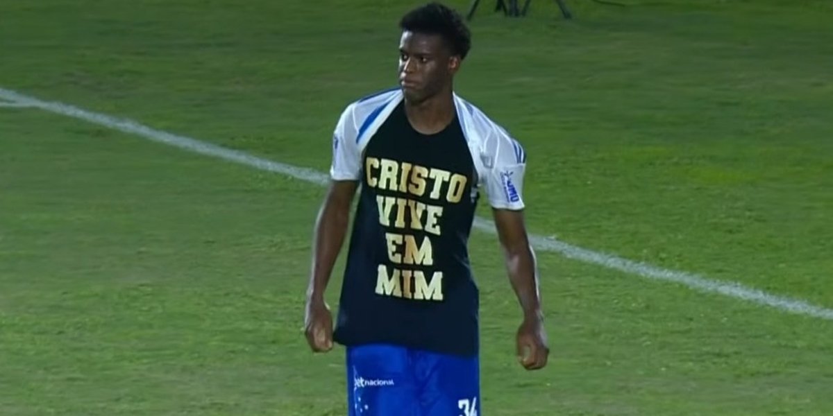 Jogador do Cruzeiro homenageia Cristo após marcar gol.