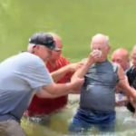Idoso de 92 anos é batizado em rio por outros idosos: "Nunca é tarde"