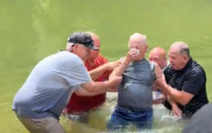 Idoso de 92 anos é batizado em rio por outros idosos: "Nunca é tarde"