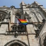 Igreja Anglicana do País de Gales oficializa bênção para casais gays.