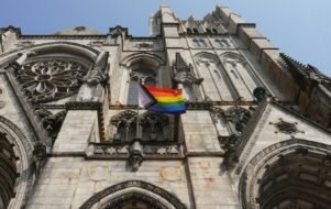 Igreja Anglicana do País de Gales oficializa bênção para casais gays.