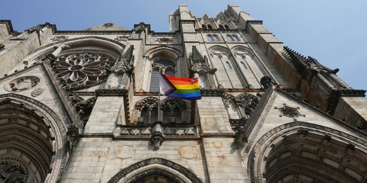 Igreja Anglicana do País de Gales oficializa bênção para casais gays.