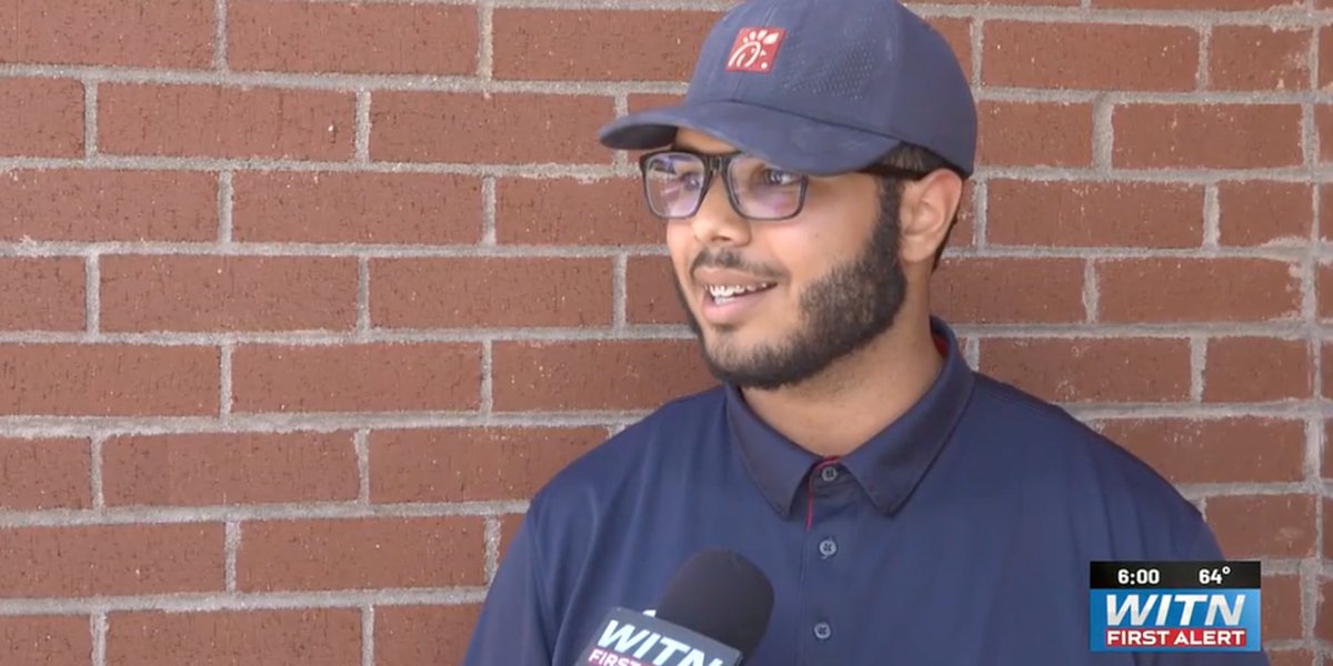 Funcionário encontra e devolve US$ 10 mil em lanchonete, alegando inspiração religiosa.