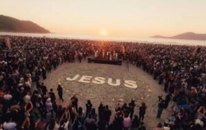 Multidão celebra Jesus em praia de SC: mais de 15 mil presentes