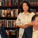 Flávio Bolsonaro recebe oração em igreja evangélica em São Paulo