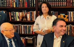 Flávio Bolsonaro recebe oração em igreja evangélica em São Paulo