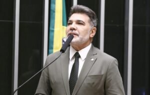 Feliciano desafia Flávio e exige vaga no Senado em encontro da Assembleia de Deus.