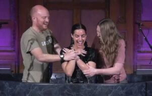 Atriz que fez vilã em "Superman" se converte e testemunha fé em igreja evangélica