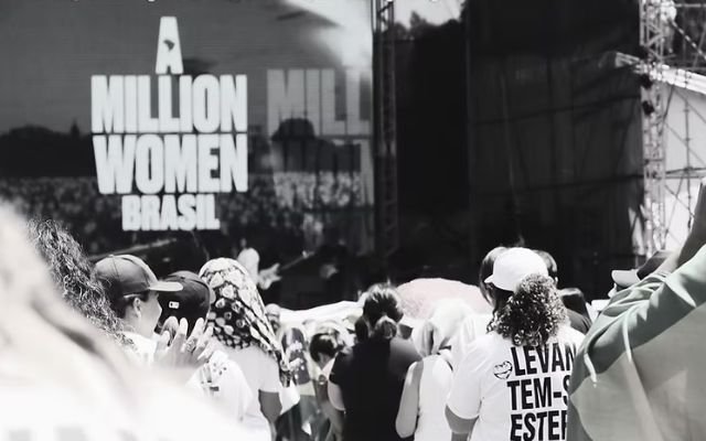 Milhares oram em Brasília a convite do A Million Women Brasil.