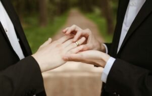 Papa Leão XIV reafirma veto a bênção para casais gays para evitar divisão na Igreja.