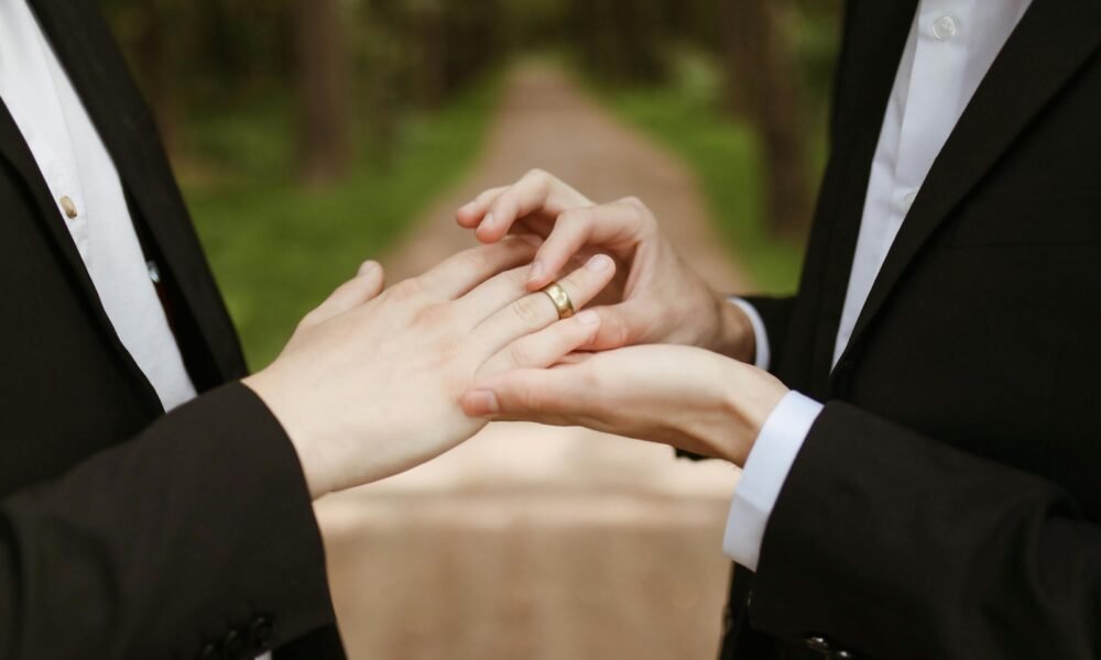 Papa Leão XIV reafirma veto a bênção para casais gays para evitar divisão na Igreja.