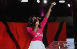 Reverenda ganense prega mensagem profética no +QV