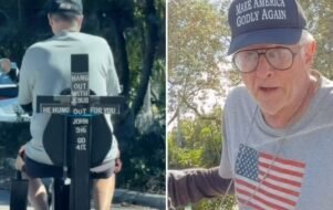 Idoso usa scooter com cruz para evangelizar e faz apelo a jovens.