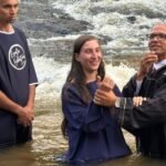 Mais de 2 mil se batizam após contato com TV cristã