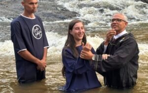 Mais de 2 mil se batizam após contato com TV cristã