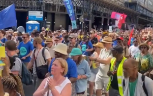Marcha para Jesus atrai multidão em Londres após 25 anos