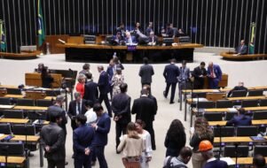 Câmara aprova PEC que isenta igrejas de impostos.