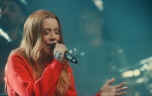 Julliany Souza emplaca hit gospel sobre arrependimento no topo do YouTube